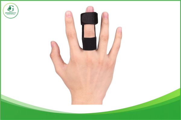 Cứng khớp ngón tay giữa: triệu chứng, nguyên nhân và cách điều trị